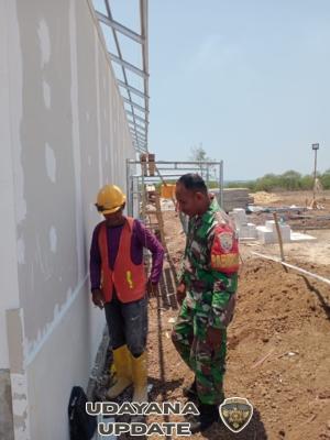 Babinsa Bersama TNI AL Amankan Pembangunan Kawasan Sentra Industri Garam Nasional di Rote Timur