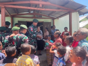 Bertepatan HUT TNI Ke 80, Pos Manusasi Adakan Pembagian Alkitab bagi Umat Gereja Desa Manusasi