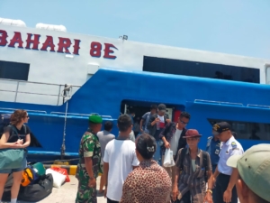 TNI Kawal Keamanan Transportasi Laut, Babinsa Baa Monitor Kedatangan Kapal Bahari Express 8E