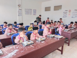 Babinsa Karijawa Kawal Penyaluran Bantuan Gizi Nusantara di Sekolah Imam Bukhori