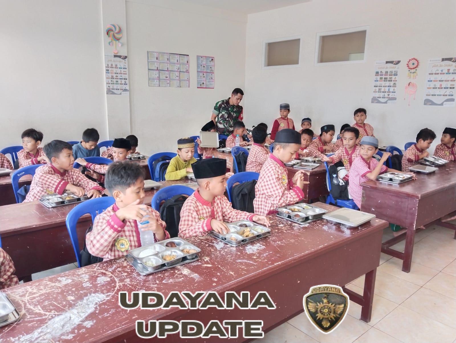 Babinsa Karijawa Kawal Penyaluran Bantuan Gizi Nusantara di Sekolah Imam Bukhori