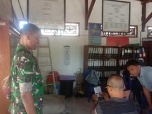 Babinsa Semarapura Kangin Atensi Pemeriksaan Mata Gratis Dari Glory Young Internasional Denpasar