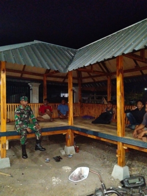 Babinsa Koramil 1628-04/Poto Tano Laksanakan Patroli Malam Jaga Kamtibmas
