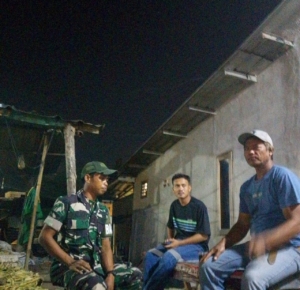 Babinsa Koramil 1628-02/Sekongkang Laksanakan Patroli Malam, Imbau Warga Jaga Kamtibmas