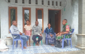 Babinsa Koramil 1618-05/Biut Jalin Silaturahmi Lewat Anjangsana di Desa Taunbaen