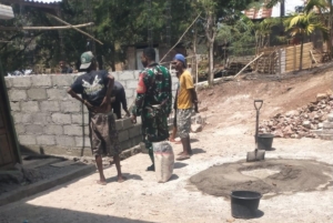 Tingkatkan Kepedulian, Babinsa Koramil 1618-03/Insut Turun Tangan Bantu Pembangunan Rumah Warga