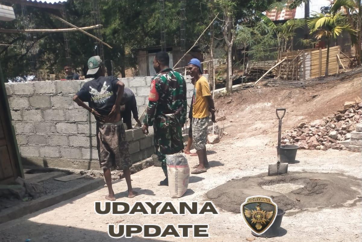 Tingkatkan Kepedulian, Babinsa Koramil 1618-03/Insut Turun Tangan Bantu Pembangunan Rumah Warga