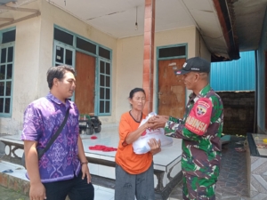 Dalam Rangka HUT TNI ke-80, Babinsa Desa Kukuh Bagikan Bingkisan Sembako