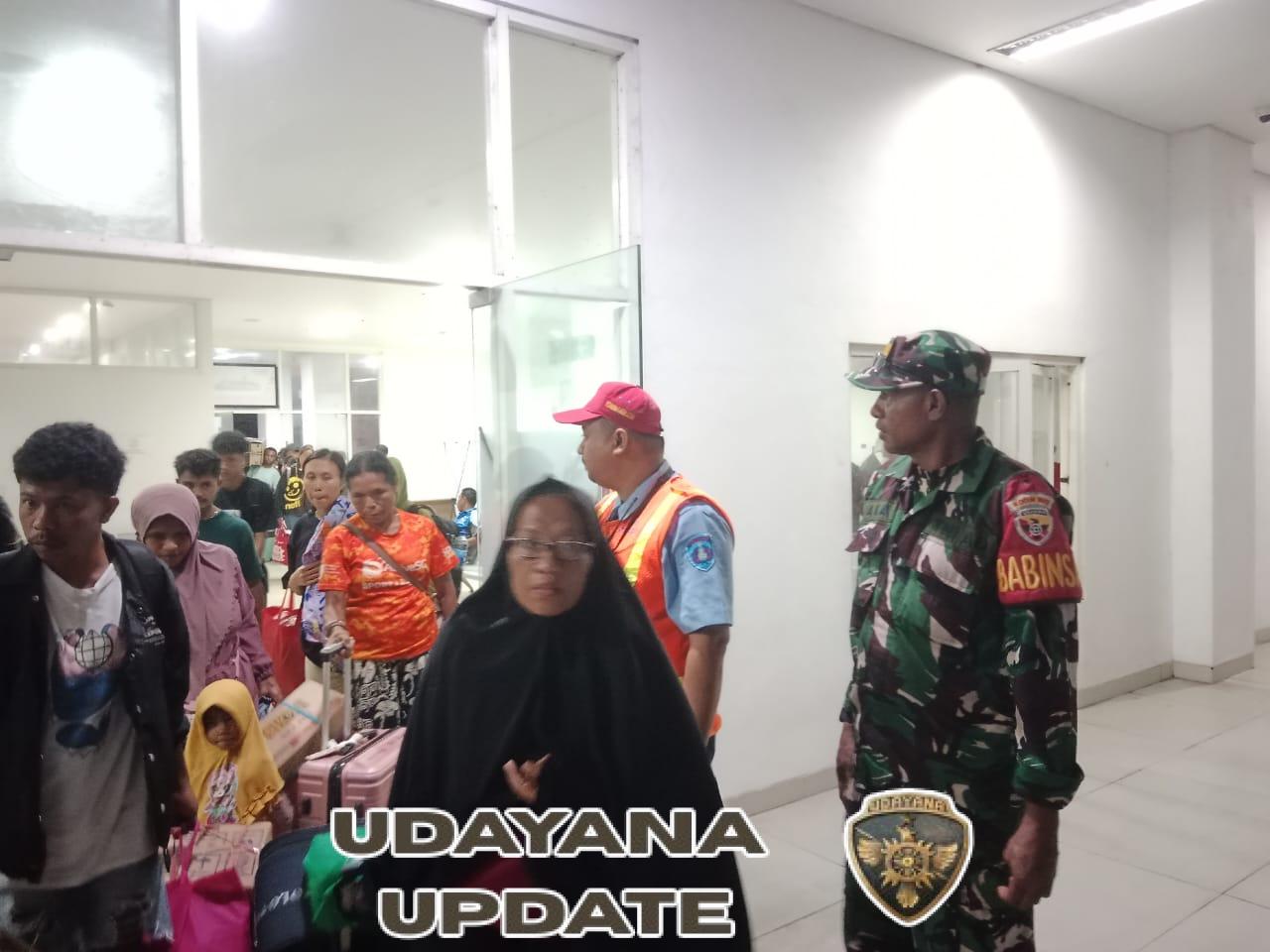 Babinsa Kodim 1602/Ende Kawal Pengamanan Kedatangan Kapal Darma Rucitra VIII di Pelabuhan IPPI