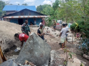 Satgaster Pos Lasiolat Bantu Ringankan Pekerjaan Warga Bangun Fondasi Rumah