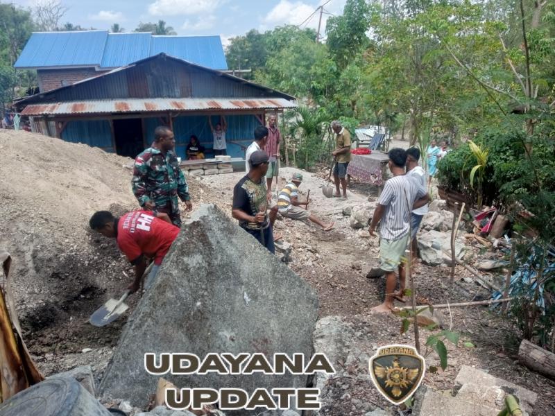 Satgaster Pos Lasiolat Bantu Ringankan Pekerjaan Warga Bangun Fondasi Rumah