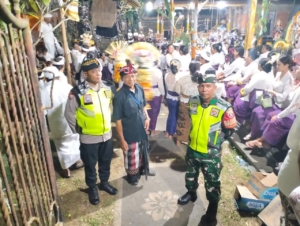 TNI-Polri dan Pecalang Kompak Wujudkan Kamtibmas Saat Karya Pedususan Alit di Desa Suwat