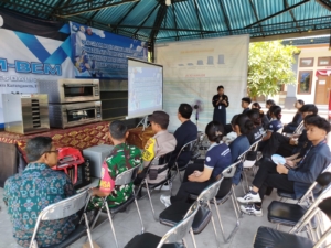 Edukasi masyarakat tentang kebersihan, pertanian dan kesehatan, Babinsa 1623-08/Kubu dukung kegiatan mahasiswa Itekes Bali.