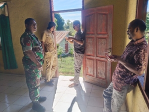 Babinsa Koramil Detusoko Lakukan Komsos dan Pemantauan Wilayah di Desa Nggumbelaka