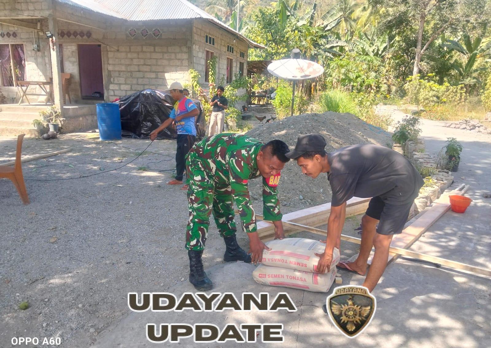 Babinsa Koramil Maurole Bantu Warga Bangun Rumah Layak Huni di Desa Otogedu