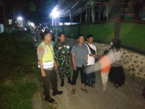 ‎Patroli Babinsa Masbagik Selatan Tekankan Pentingnya Penerangan Rumah Saat Malam