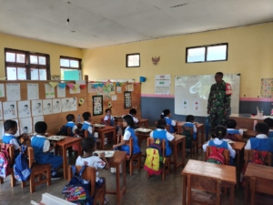 Babinsa Koramil 1627-02/Pantai Baru Dampingi Pemberian Makan Bergizi Bagi 3.093 Siswa di Rote Ndao