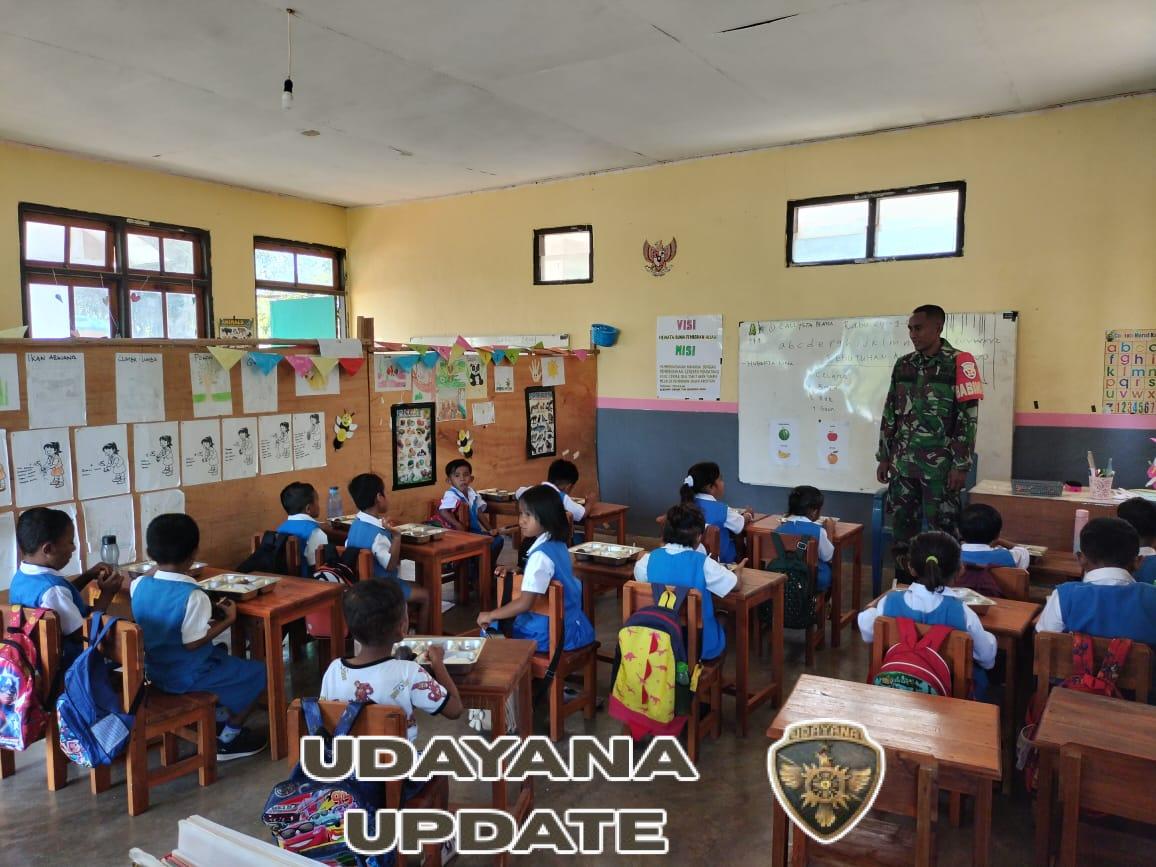 Babinsa Koramil 1627-02/Pantai Baru Dampingi Pemberian Makan Bergizi Bagi 3.093 Siswa di Rote Ndao