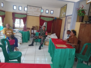 Jaga Komunikasi dan Koordinasi, Babinsa Laksanakan Komsos di Desa Kalike