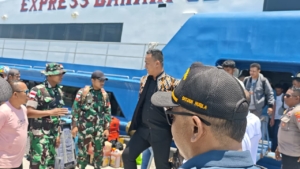 Babinsa Koramil 1627-01/Ba’a Laksanakan Pemantauan Kedatangan Kapal Expres Bahari 8E di Pelabuhan Ba’a