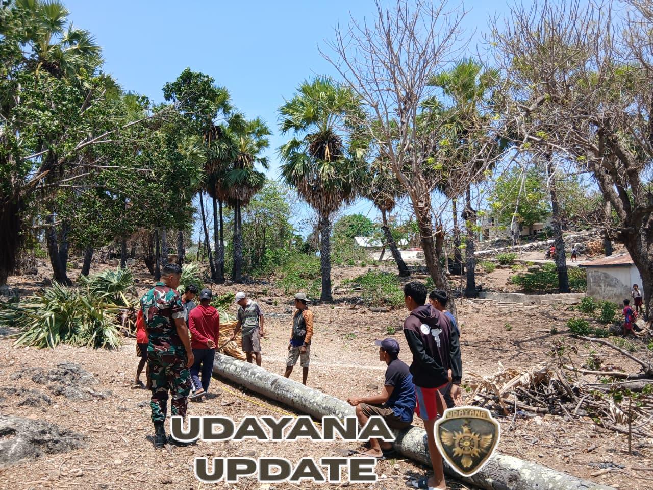 Babinsa Koramil 1627-03/Batutua Gotong Royong Bersama Warga di Desa Netenaen