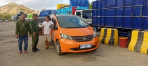 Babinsa Koramil 1628-04/Poto Tano Laksanakan PAM di Pelabuhan Penyeberangan Poto Tano