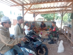 Babinsa Lamunga Laksanakan Komsos Ajak Warga Jaga Keamanan dan Ketentraman