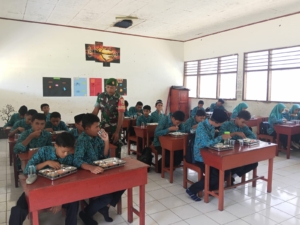 Babinsa Desa Belo Dampingi Program Makan Bergizi Gratis di MTS Al-Qalam Jereweh