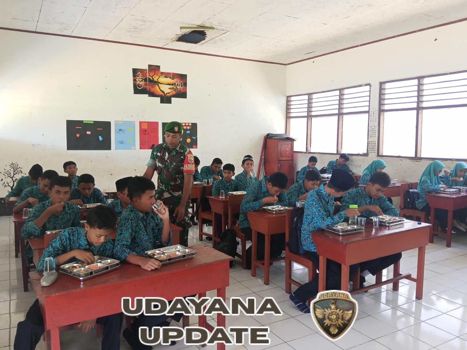 Babinsa Desa Belo Dampingi Program Makan Bergizi Gratis di MTS Al-Qalam Jereweh