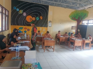 Babinsa Desa Persiapan Seteluk Rea Dampingi Program Makan Bergizi Gratis di SDN 3 Seteluk