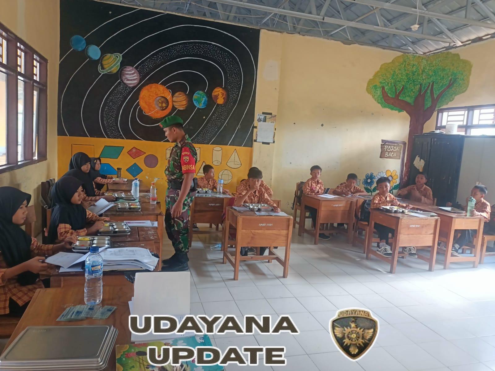 Babinsa Desa Persiapan Seteluk Rea Dampingi Program Makan Bergizi Gratis di SDN 3 Seteluk