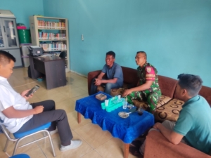 Babinsa Dampingi Pemerintah Desa Mediasi Kasus Tabrakan Dua Sampan di Labuhan Lalar