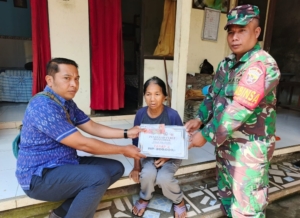 Babinsa Desa Sulahan Dampingi Penyaluran BLT-DD Tahap X Secara Door to Door kepada Warga Binaan