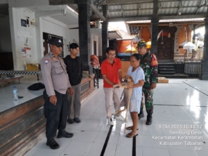 Serma Trisnawan Turut Sukseskan Vaksinasi Rabies Terhadap Hewan Peliharaan Warga di Desa Sembung Gede