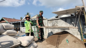 Babinsa Tongo Bantu Warga Bangun Rumah, Wujud Kepedulian dan Kemanunggalan TNI-Rakyat