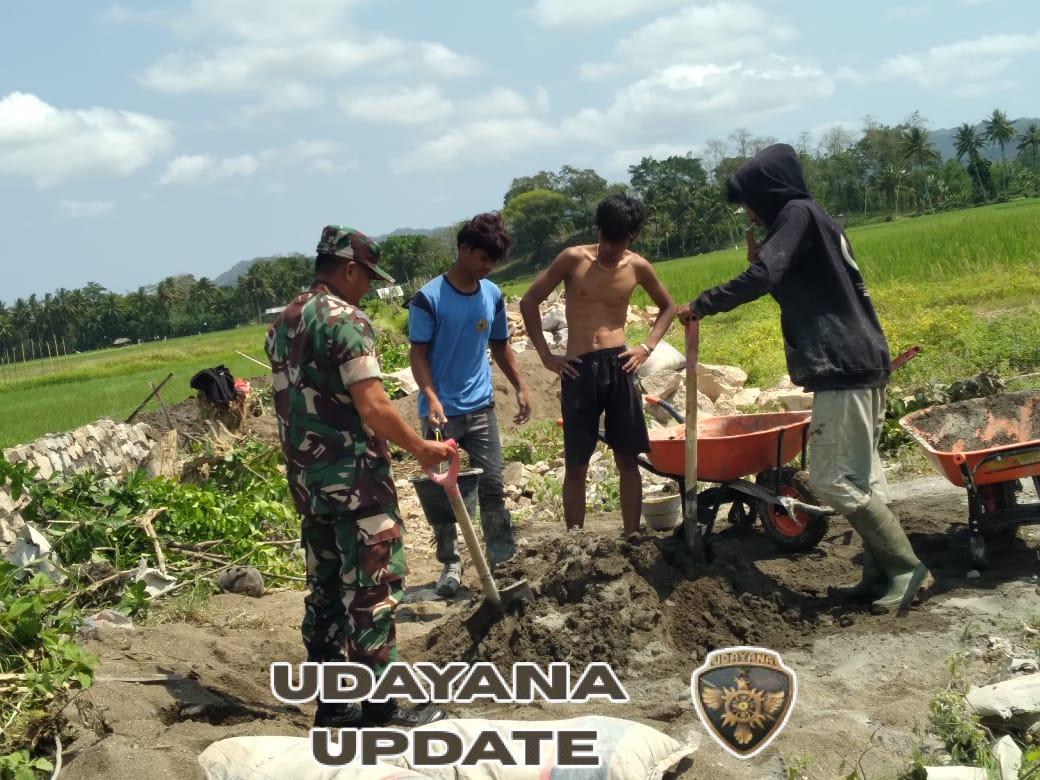 Babinsa Desa Desaloka Dampingi Pembuatan Irigasi Dukung Ketahanan Pangan Nasional