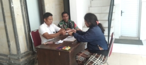 Babinsa Buruan Kawal Penyaluran BLT untuk Warga Kurang Mampu