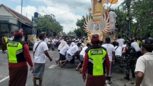 Babinsa Kawal Upacara Pelebon Tokoh Agama di Desa Kemenuh