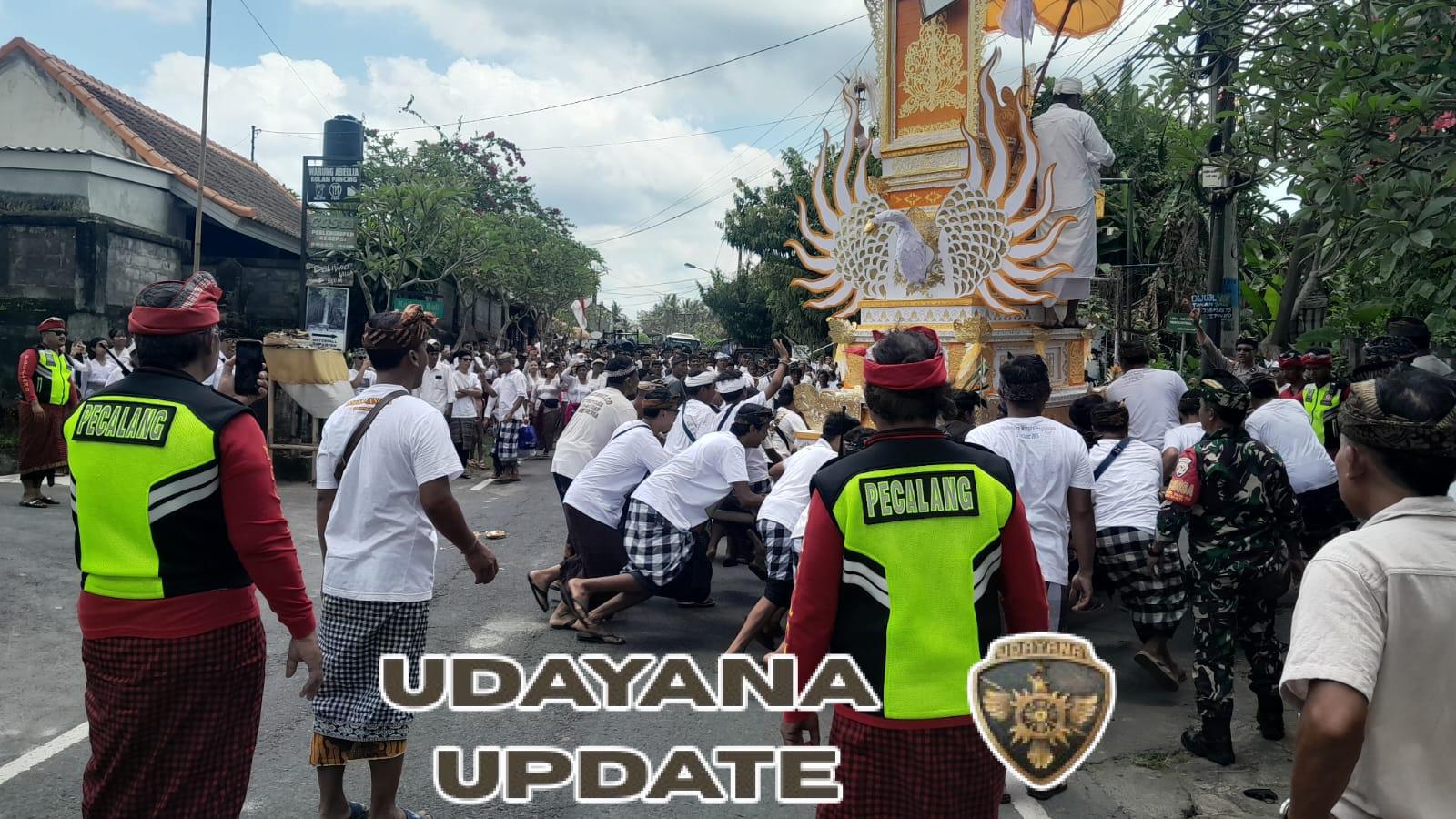 Babinsa Kawal Upacara Pelebon Tokoh Agama di Desa Kemenuh