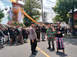 Babinsa Samplangan Kawal Prosesi Upacara Ngaben Warga Binaan