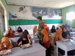 Babinsa Desa Beru Dampingi Program Makan Bergizi Gratis di SDN Santap Jelenga