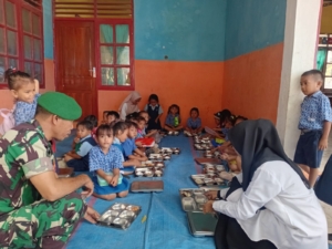Babinsa Parangina Dampingi Pembagian 3.315 Paket Makan Bergizi untuk Pelajar Kecamatan Sape