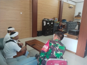 Babinsa Sampalan Kelod  Komsos Bersama Aparat Desa