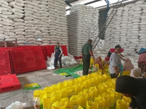 Pasiter Kodim 1614/Dompu Awasi Pengemasan Beras SPHP di Gudang Bulog Dorotangga