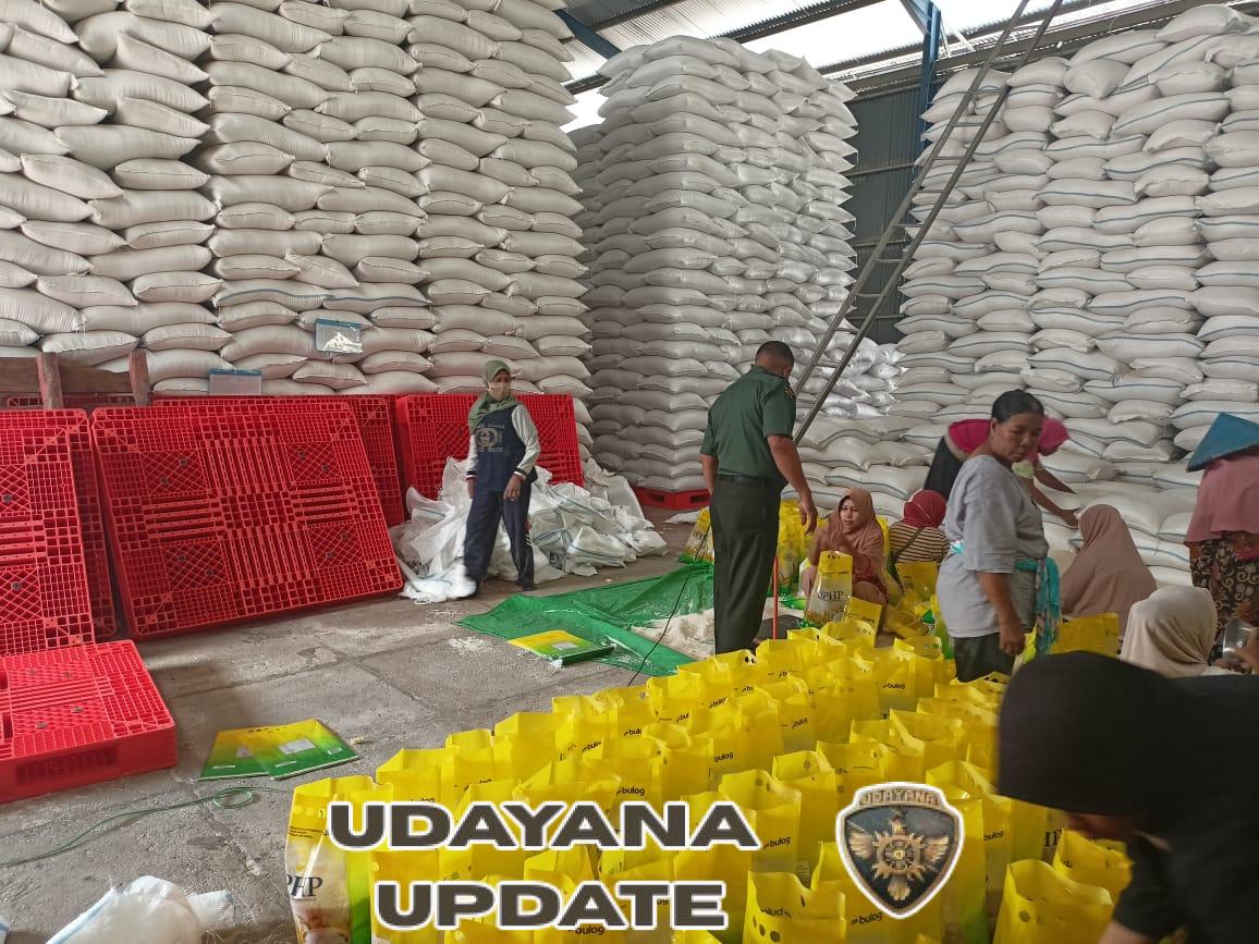 Pasiter Kodim 1614/Dompu Awasi Pengemasan Beras SPHP di Gudang Bulog Dorotangga