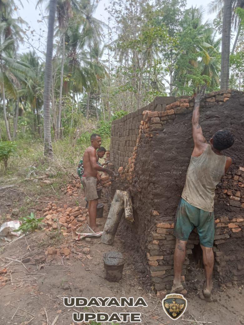 Babinsa Baranusa Bantu Warga Desa Illu Persiapkan Pembakaran Batu Merah