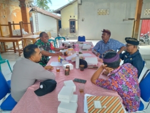 Perkuat Sinergi TNI, Polri, dan Pemerintah Desa, Babinsa Ularan Laksanakan Komsos di Kantor Desa