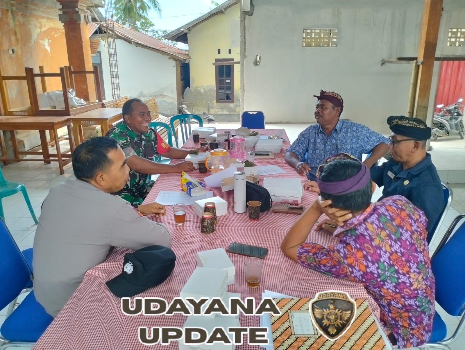 Perkuat Sinergi TNI, Polri, dan Pemerintah Desa, Babinsa Ularan Laksanakan Komsos di Kantor Desa