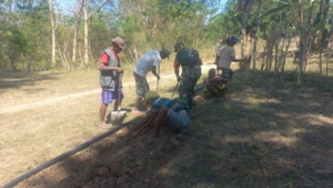 Wujud Kepedulian, Babinsa Koptu Yusup Bia Bantu Warga Maubeli Pasang Instalasi Air Bersih