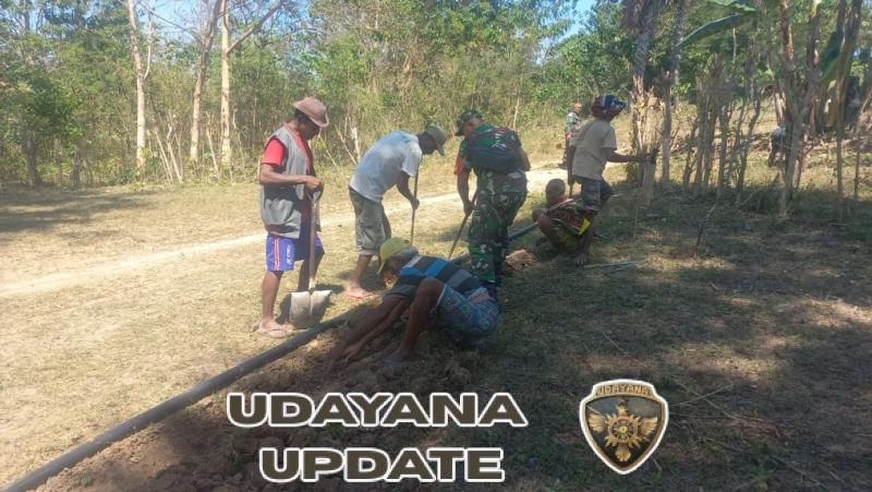 Wujud Kepedulian, Babinsa Koptu Yusup Bia Bantu Warga Maubeli Pasang Instalasi Air Bersih